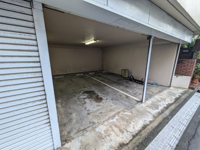 テラスハウス小泉の駐車場|電動ガレージ付き！お車を大切に保管したい方にもおすすめ♪