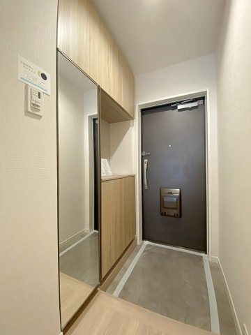 武蔵浦和第弐ローヤルコーポの玄関|すっきりとしたデザインで居住者やゲストを心地よく迎える玄関スペースです。シューズボックスを備えており、家族全員の靴類を整理して整頓された綺麗な空間を保てます。