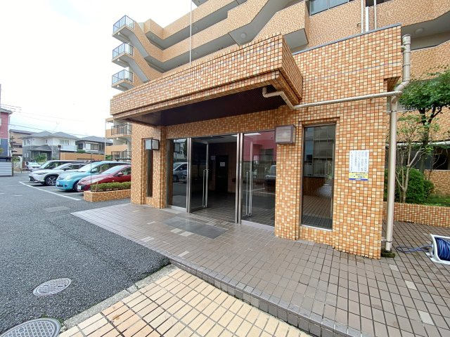武蔵浦和第弐ローヤルコーポ|マンションの顔となるエントランスアプローチ部分です。手入れが行き届いた清潔感のある空間となっており、居住者様や訪れるゲストをあたたかく出迎えてくれる安心感のある佇まいとなっております。