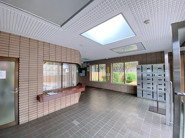 武蔵浦和第弐ローヤルコーポのエントランス|明るく開放感のあるエントランスホールです。清掃が行き届いた綺麗な共用空間となっており、管理体制の良さを実感していただけます。日常の行き帰りも気持ちよくスムーズに行っていただけます。