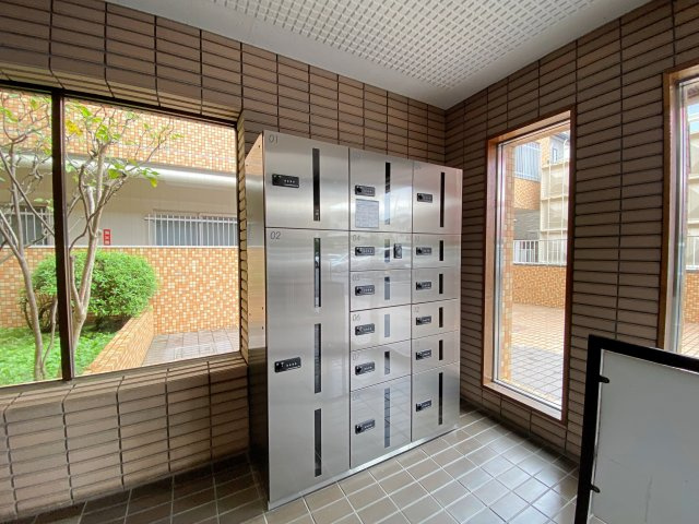 武蔵浦和第弐ローヤルコーポの防犯設備|不在時でも荷物を安全に受け取れる便利な宅配ボックスを完備しています。日中お仕事で不在が多い方や、ネットショッピングを頻繁に利用されるご家庭にも重宝する大変嬉しい設備となっております。