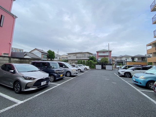 武蔵浦和第弐ローヤルコーポの駐車場|敷地内にしっかりと確保された駐車場スペースです。敷地内にあるため、雨の日の乗降やお買い物後の重い荷物の搬入もスムーズに行うことができます。空き状況につきましてはお気軽にご確認ください。