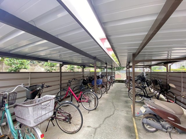 武蔵浦和第弐ローヤルコーポの駐輪場|屋根付きで大切な自転車を雨や直射日光からしっかりと守れる敷地内の駐輪場スペースです。きれいに整理整頓されており、毎日の通勤や通学、お買い物での自転車利用もスムーズに行っていただけます。