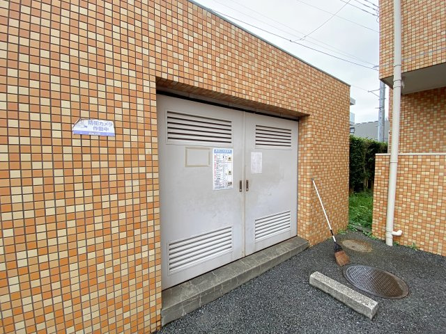 武蔵浦和第弐ローヤルコーポのその他共用部分|敷地内にしっかりと管理された専用のゴミ置き場を設置しています。清掃が行き届いており清潔に保たれているため、衛生面でも安心感があり日々の生活ゴミの排出も快適に行っていただけます。