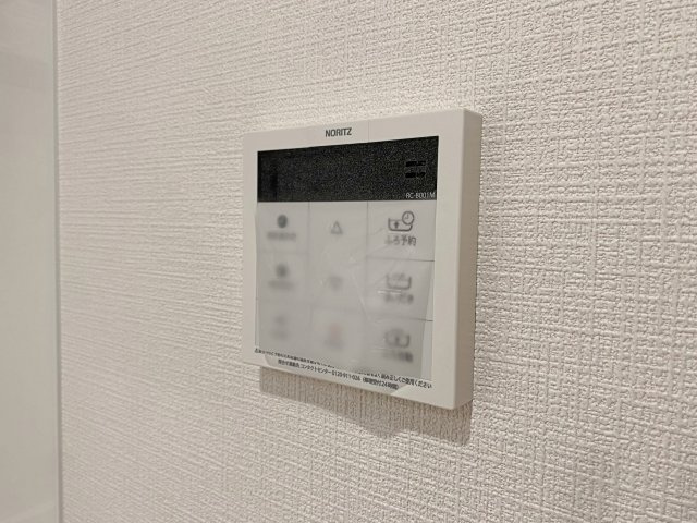 武蔵浦和第弐ローヤルコーポの発電・温水設備|生活時間の異なるご家族でもいつでも温かいお湯に入浴できる便利な追い焚き機能を完備。スイッチひとつで手軽に適温へ調整できるため、肌寒い季節のリラックスタイムをより快適にサポートしてくれます。