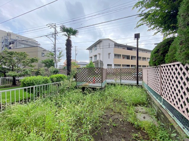 武蔵浦和第弐ローヤルコーポの庭|26.36㎡の開放的な専用庭を備えています。ガーデニングやお子様のプール遊び、陽光を浴びながらのリラックスタイムなど、戸建てのような感覚で多目的に楽しめる贅沢な空間です。
