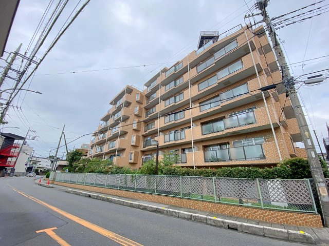 武蔵浦和第弐ローヤルコーポの外観|落ち着きのあるデザインが魅力的な建物外観です。周辺環境とも調和した美しい佇まいで、管理体制も行き届いており安心して長くお住まいいただけます。緑豊かな住環境も魅力のひとつです。