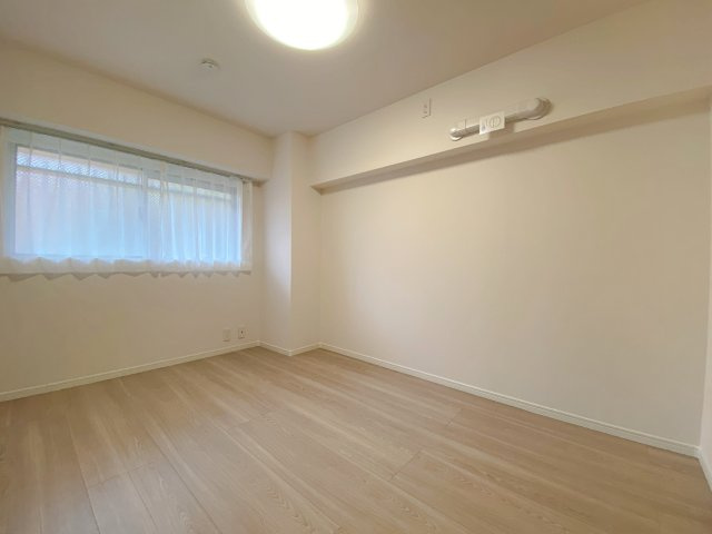 武蔵浦和第弐ローヤルコーポの子供部屋|独立性の高い洋室（約6.0帖）は、お子様のお部屋としてもおすすめの空間です。収納スペースを完備しているため衣類や学習用品も効率よく収まり、お部屋を広くお使いいただけます。