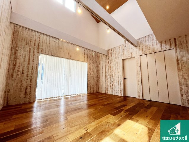 守山市笠原町　中古一戸建ての居間・リビング|現地写真(リビング)
日当たり良好の明るいリビングで朝の目覚めもスッキリできそう！ご家族のコミュニケーションも自然と増える設計！お子様が遊ぶスペースを作っても広々とくつろげるLDK！