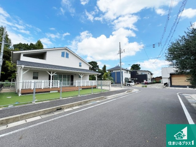 守山市笠原町　中古一戸建ての前面道路含む現地写真|～ご見学に関して～
平日や夜間でもご案内は可能です。お仕事の形態が多様化しておりますので、決まったお時間では中々身動きが取れないお客様も臨機応変に対応させて頂きます。