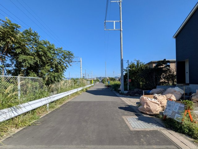 新築戸建　沼津市大諏訪第9　全1棟　1号棟の前面道路含む現地写真
