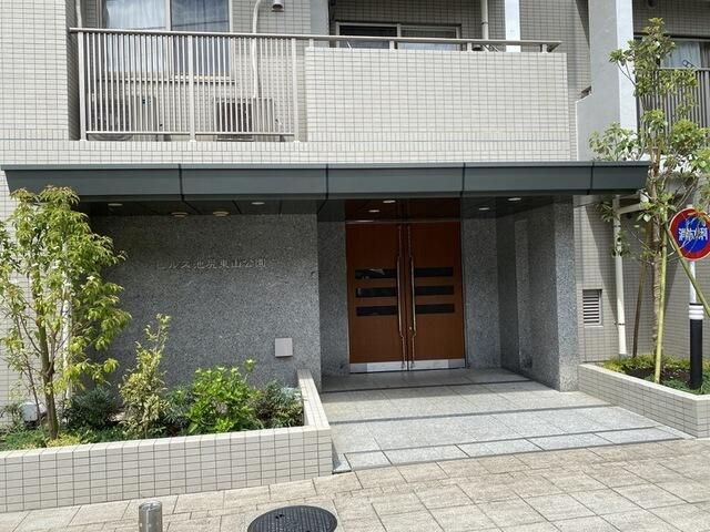 ヒルズ池尻東山公園のエントランス|建物の内部です
