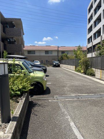 コンフォールクレールの駐車場