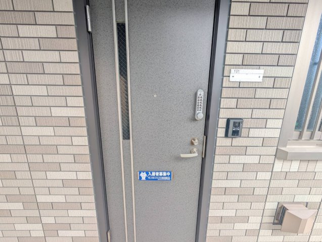 シェ・モア志都呂Bの玄関
