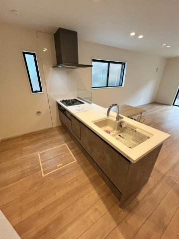 瑞穂区雁道町1期のキッチン|キッチン：フルスライドタイプのキッチン。お洒落なスリムレンジフード・3つ口ガスコンロ・食器洗浄乾燥機付です。収納たっぷり＆動線スムーズ。忙しい朝もゆとりが生まれる、ママ思いの使いやすいキッチンです♪