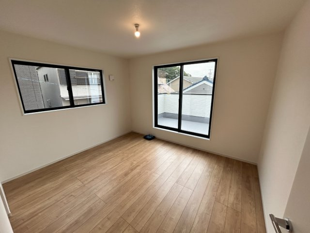 瑞穂区雁道町1期の洋室|主寝室：南向き9.2帖のゆったりした寝室。夫婦だけのくつろぎ空間。落ち着いた色合いとゆとりある広さで、上質なリラックスタイムを♪