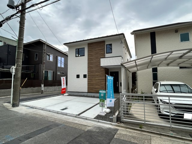 瑞穂区雁道町1期の外観|外観：ブラウンとホワイトのツートンカラー。張り出した玄関庇をワンポイントに配置したお洒落な外観。車2台ゆったり駐車可！