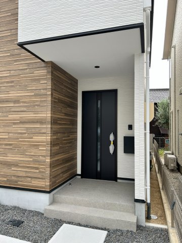 瑞穂区雁道町1期の玄関|玄関ポーチ：家の“第一印象”を彩る玄関ポーチ。おしゃれな外観と雨の日も安心の屋根付き設計で、毎日の出入りが快適♪
