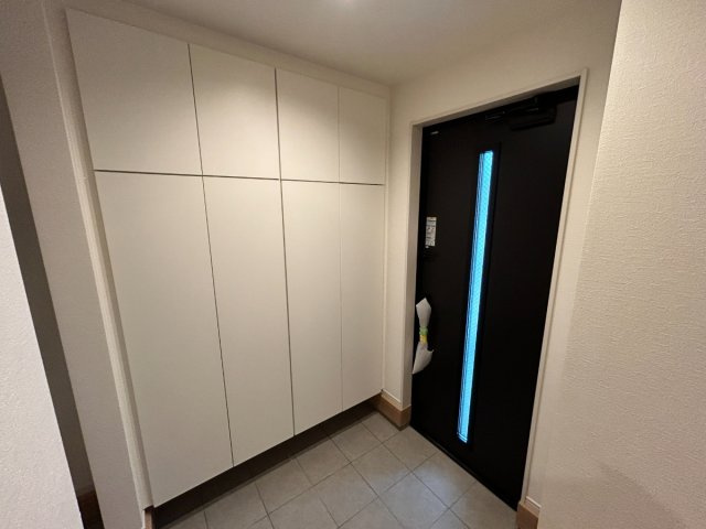 瑞穂区雁道町1期の玄関|玄関ホール：家族とゲストを優しく迎える、明るく広々とした玄関♪収納充実でいつもスッキリ、気持ちよく帰宅できます。奥にはシューズクロークがあります。
