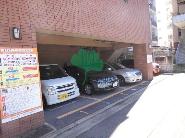 グランヴィラージュの駐車場
