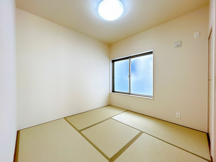 小牧市小松寺２丁目の中古一戸建の和室|◇１階和室◇　明るい和室約４．５畳　押入完備！　ＬＤKと続き間で利用可能♪