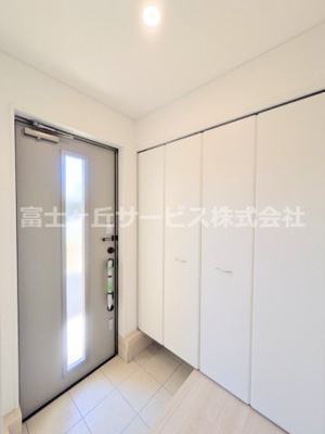 【玄関】 | 富士宮市城北町 2期 新築一戸建て 1号棟 | シンプルで使いやすい玄関です