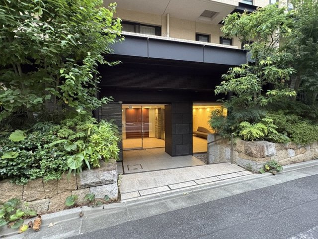 グランドメゾン表参道のエントランス