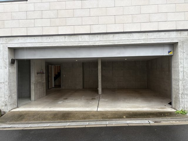 代々木５丁目貸家の駐車場