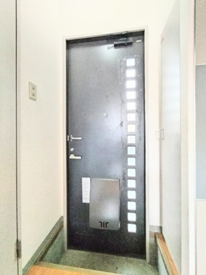 玄関は1段下がっており砂等が入って来づらいメリット有★