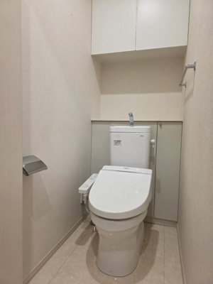 1F：上部に棚のあるトイレスペース