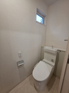 2F：窓があるトイレスペース