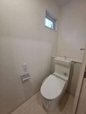 2F：窓があるトイレスペース