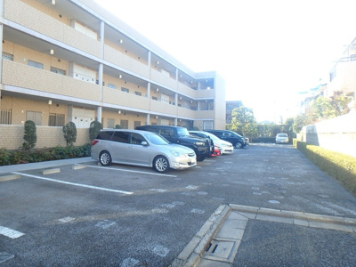 ★敷地内駐車場★（空き状況・使用料等詳細はご確認下さい）