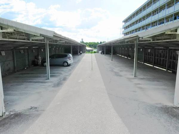 ビレッジハウス長島第二1号棟の駐車場