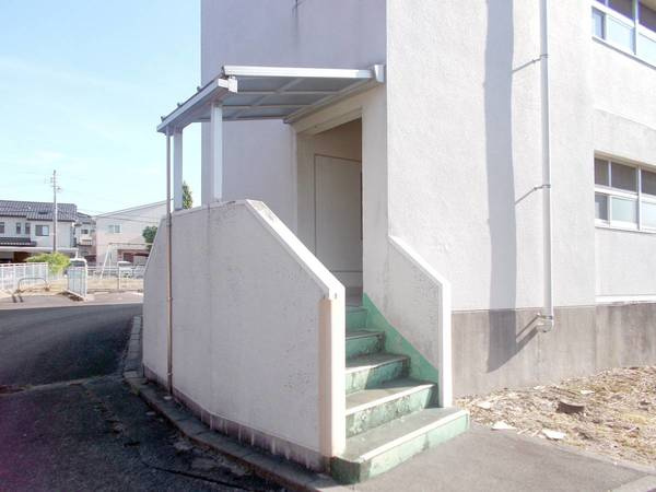 ビレッジハウス水橋1号棟のエントランス|ゆとりのあるエントランスです