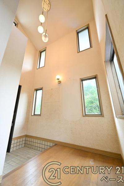 北葛城郡広陵町馬見南２丁目の中古一戸建の玄関|■現地撮影写真■ 吹き抜けのある明るい玄関スペース。
