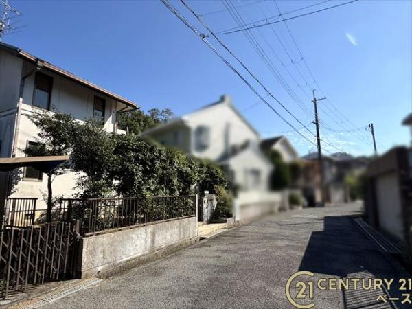 北葛城郡広陵町馬見南２丁目の中古一戸建の前面道路含む現地写真|■現地撮影写真■ 道路との高低差がなく道路幅も広いため、駐車もしやすいです。