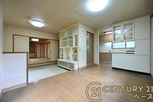 北葛城郡広陵町馬見南２丁目の中古一戸建の居間・リビング|■現地撮影写真■ リビング部分は床が一段低くなっています。