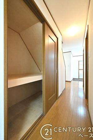 北葛城郡河合町高塚台２丁目　一戸建の収納|■現地撮影写真■あると嬉しい便利な廊下収納！