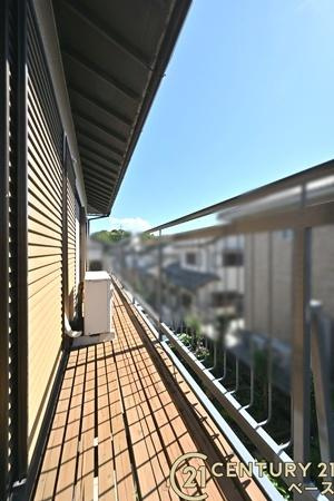 北葛城郡河合町高塚台２丁目　一戸建のバルコニー|■現地撮影写真■日当たりのよい広々としたバルコニー！洗濯物もよく乾きます！