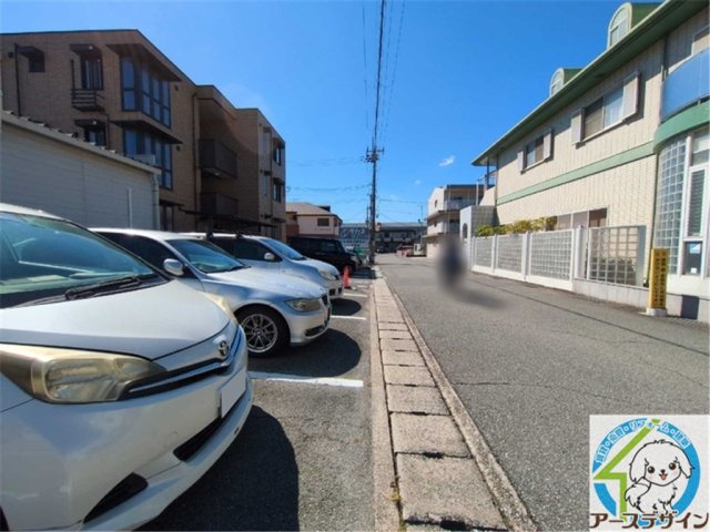 レヴァージュの駐車場