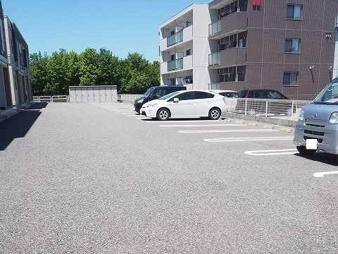 富山市萩原のアパートの駐車場