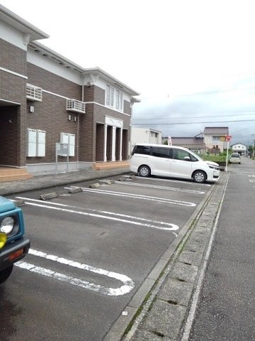 メゾンブリーズＢ棟の駐車場