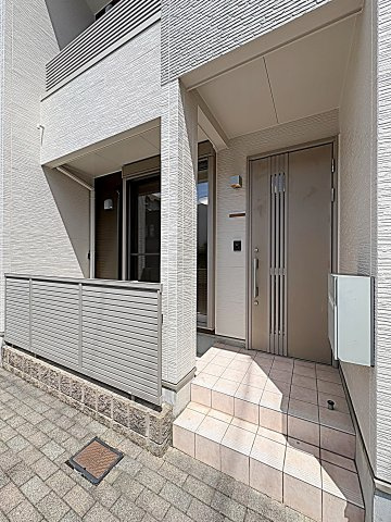 ルーミナス タウン １号棟２号棟の玄関