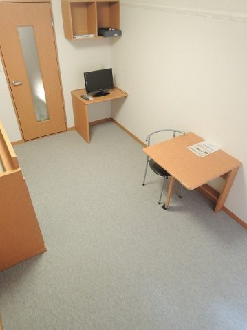 レオパレス新逆井の寝室|備え付けのテーブルは折りたたみ可能