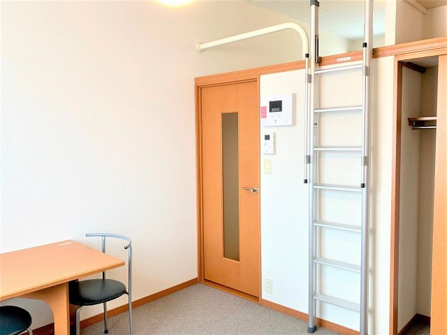 レオパレスアンシャンテ　ひろの居間・リビング|カーペットのお部屋です
