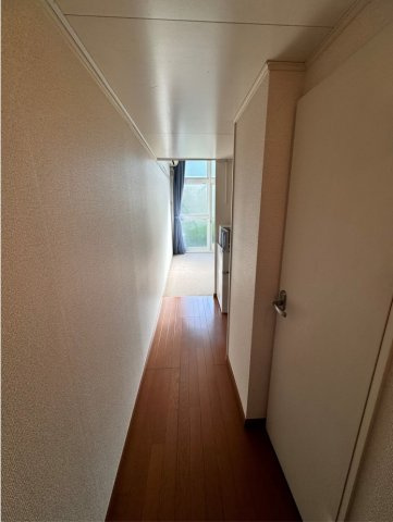 レオパレス鶴園の玄関