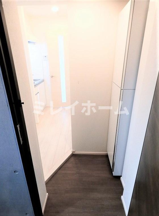 THEROOMS大森町駅前の玄関