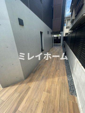 THEROOMS大森町駅前のエントランス
