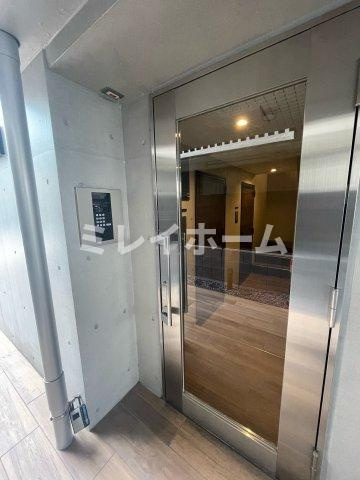 THEROOMS大森町駅前のエントランス